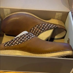 Dansko Bev leather clogs size 40. New in box. Tan
